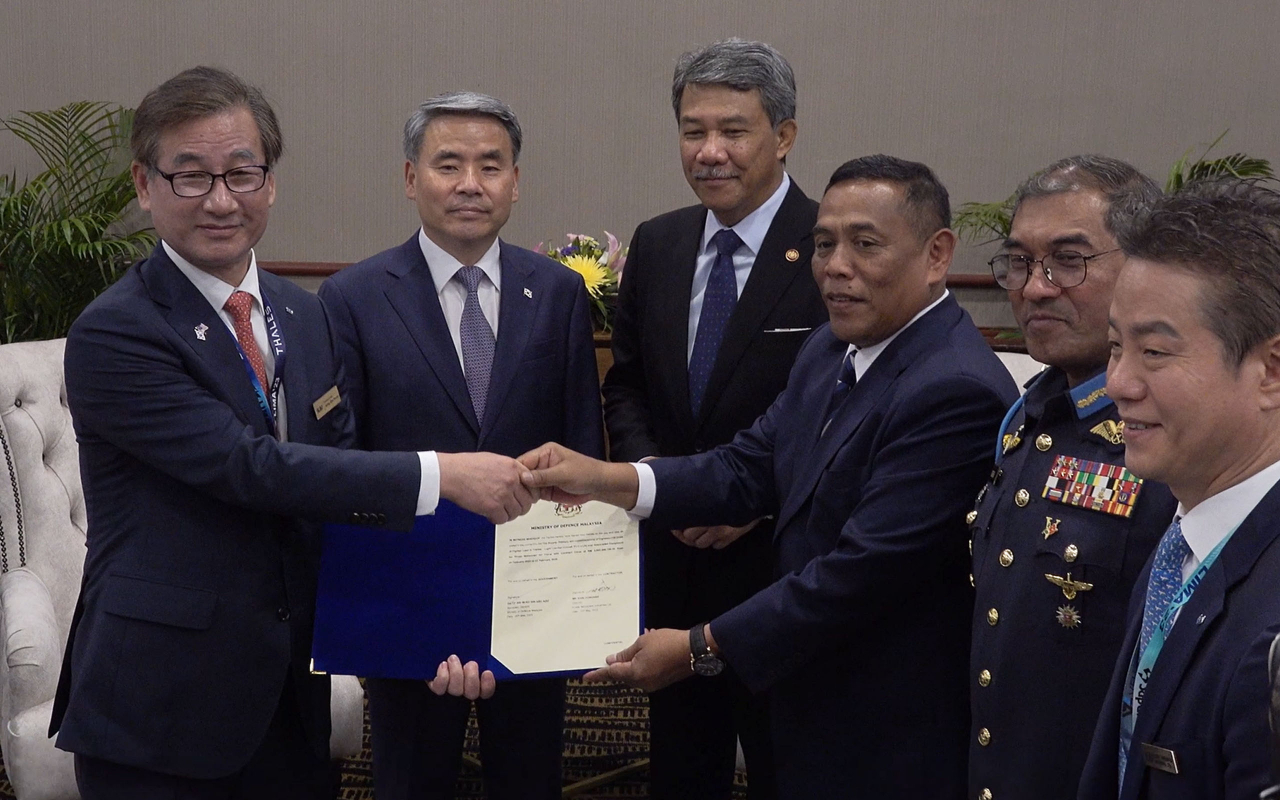 강구영(왼쪽부터) 한국항공우주산업(KAI) 사장과 이종섭 국방부 장관, 모하마드 하산 말레이시아 국방장관, 다토시리 뮤에즈 말레이시아 국방사무차관, 다토시리 아스구아 고리만 말레이시아 공군총장이 23일(현지시간) 말레이시아 랑카위에서 열린 LIMA 2023에서 FA-50 최종계약을 한 뒤 기념촬영을 하고 있다. [KAI 제공]