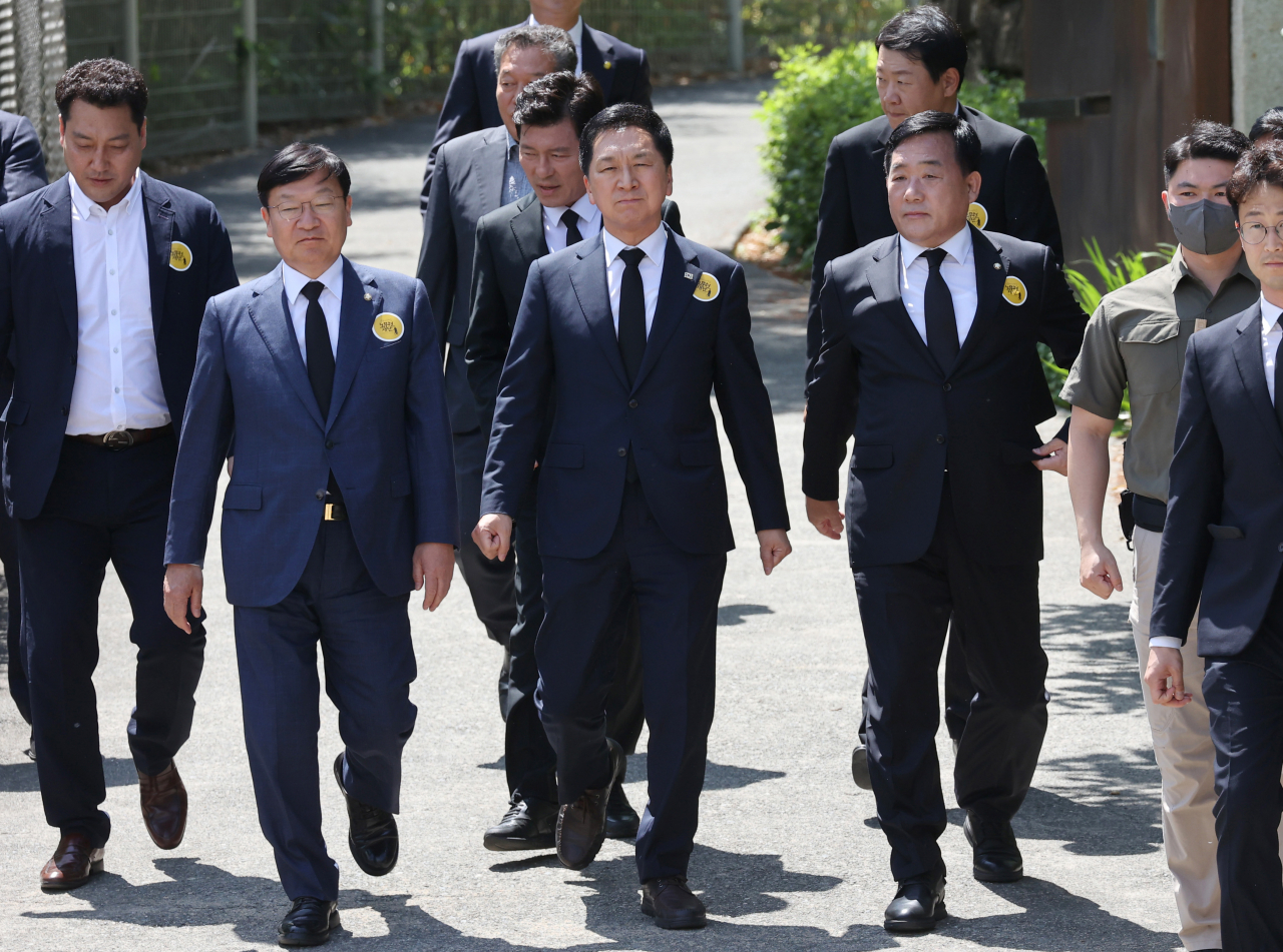 김기현 국민의힘 대표가 23일 오후 경남 김해시 진영읍 봉하마을에서 열린 노무현 전 대통령 서거 14주기 추도식에 참석하고 있다. [연합]