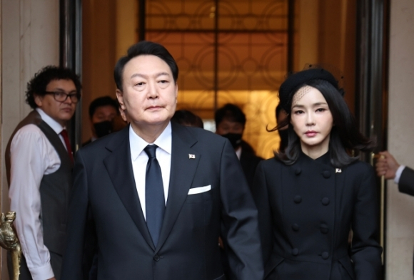 윤석열 대통령과 김건희 여사가 19일(현지시간) 런던 웨스트민스터 사원에서 열린 고 엘리자베스 2세 여왕 국장에 참석하기 위해 호텔을 나서고 있다. [2022.09.20 대통령실]