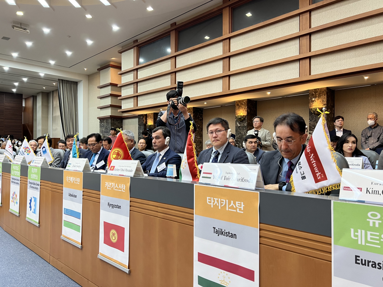 From right: Tajikistan's Ambassador to Korea Sharifzoda Yusuf Toir, the Kyrgyzstan Embassy's First Secretary Kubany Chbek Murataliev and the Uzbekistan Embassy's Deputy Chief of Mission Zokir Saidov attend an agreement ceremony at Sun Moon University in Asan, South Chungcheong Province, Tuesday. ( Sun Moon University)