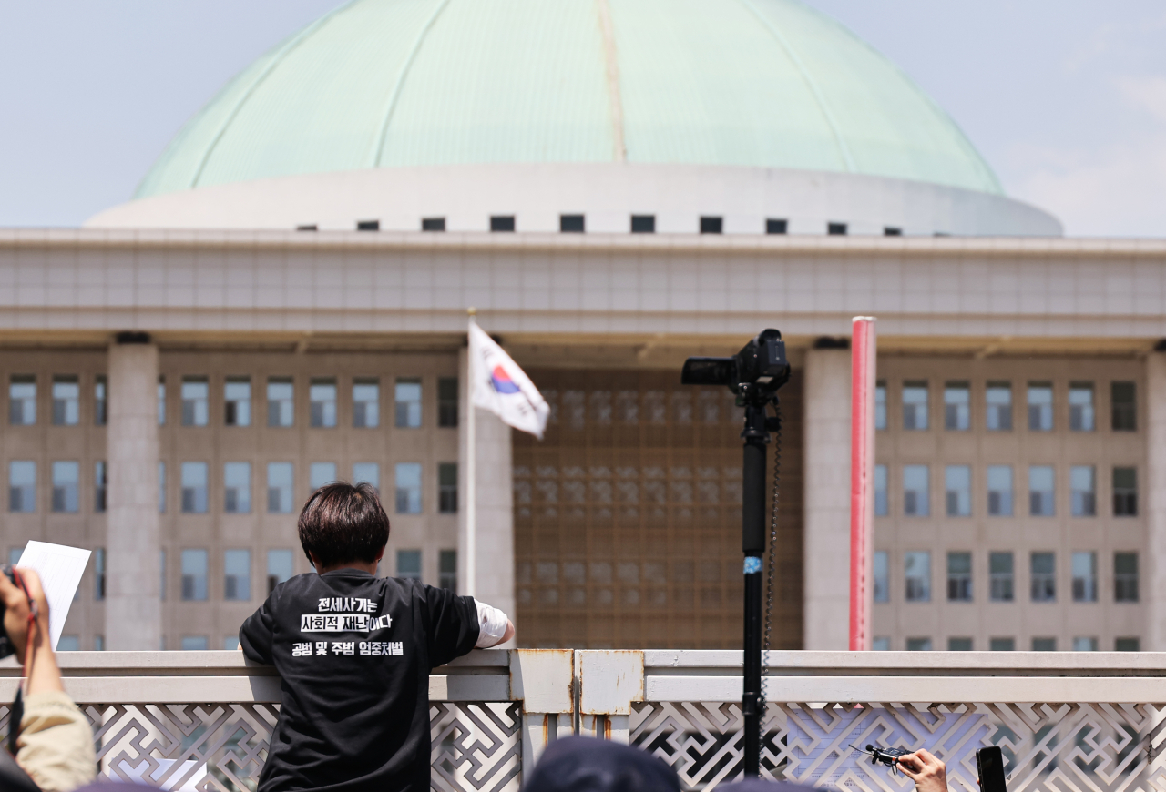 전세사기·깡통전세 피해자 전국 대책위원회와 문제해결을 위한 시민사회 대책위원회 관계자들이 23일 서울 여의도 국회 앞에서 ‘전세사기·깡통전세 피해자 기자회견’을 마치고 민원접수를 위해 국회 민원실로 향하다 닫힌 철문과 경찰에 막혀 있다. [연합]