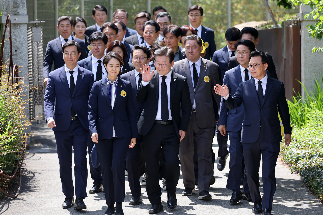 이재명 더불어민주당 대표와 박광온 원내대표를 비롯한 당 지도부들이 23일 오후 경남 김해시 진영읍 봉하마을에서 열린 노무현 전 대통령 서거 14주기 추도식에 참석하고 있다. [연합]