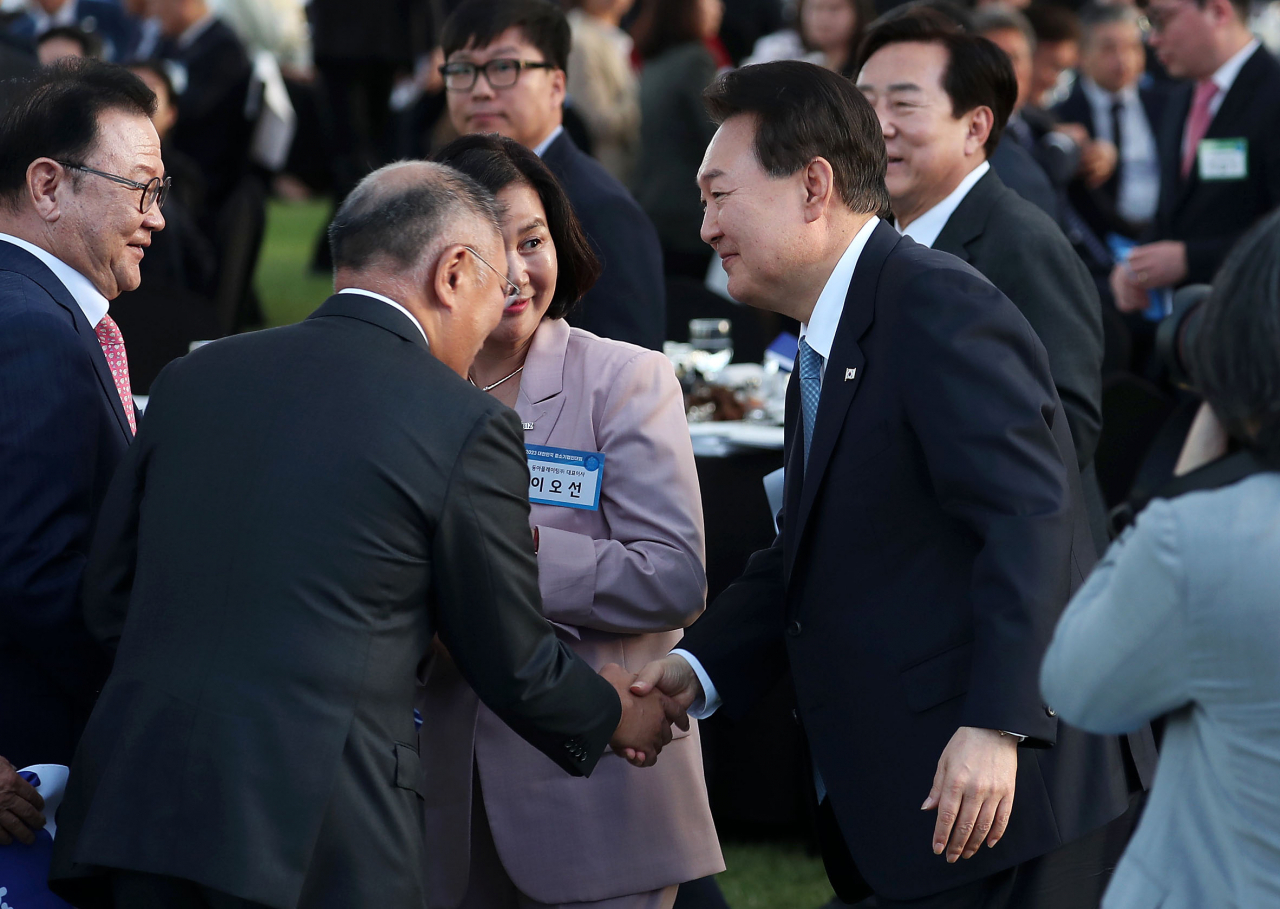 윤석열 대통령이 23일 서울 용산 대통령실 잔디마당에서 열린 '2023 대한민국 중소기업인대회'에서 정의선 현대차그룹 회장과 인사하고 있다. [연합]