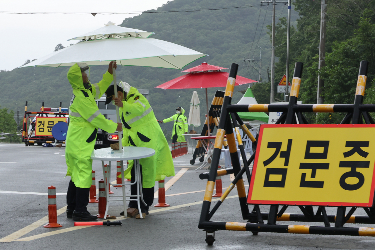 한국형 발사체 누리호(KSLV-Ⅱ)가 3차 발사를 하루 앞둔 23일 오후 전남 고흥군 나로우주센터 검문소에 일시적으로 비바람이 불고 있다. 기상청에 따르면 발사 당일 강수확률은 0&sim;20%, 바람은 2&sim;4㎧로 잔잔할 것으로 예보돼 날씨가 변수로 작용하지는 않을 전망이다. [연합]
