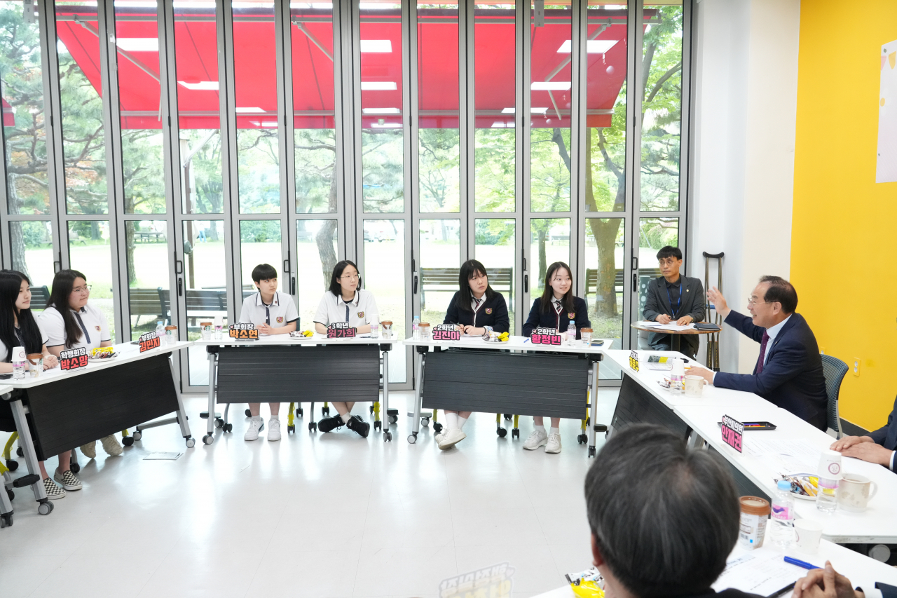 하윤수 부산시교육감(오른쪽)이 23일 오후 부산시교육청 별관 교육감소통공감실에서 계성여고 교육 가족과 교육환경 개선한 Day!’ 행사를 진행하고 있다. [사진=부산교육청]