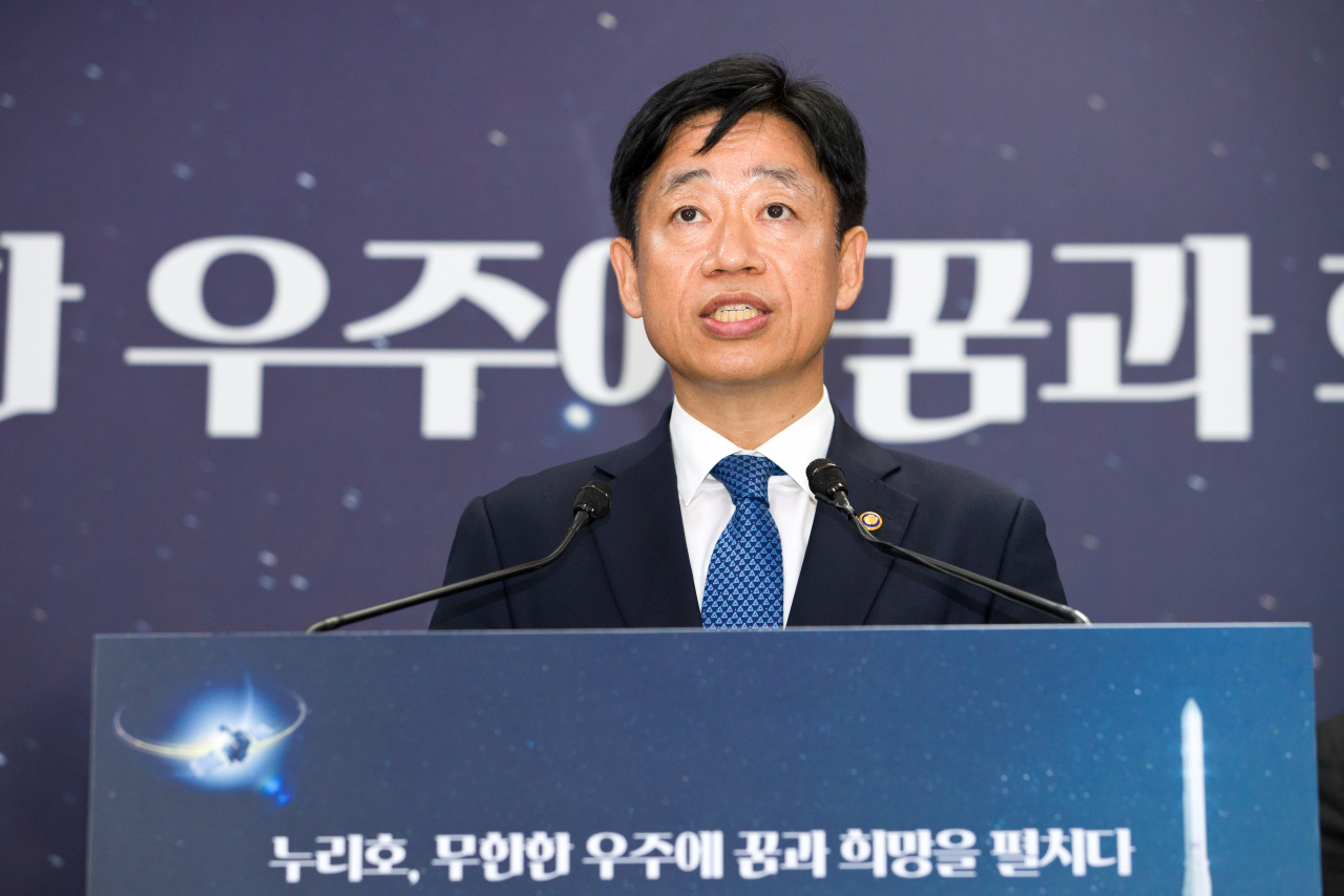 오태석 과학기술정보통신부 제1차관이 24일 오후 전라남도 고흥군 나로우주센터 프레스룸에서 '누리호 3차 발사시각' 관련 브리핑을 하고 있다. [과기정통부 제공]
