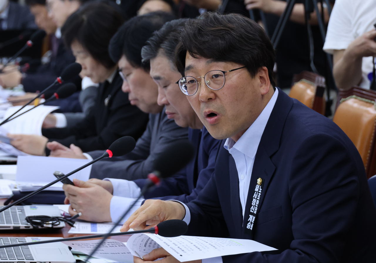 11일 국회에서 열린 정무위에서 강성의 진보당 의원이 질의하고 있다. [연합]