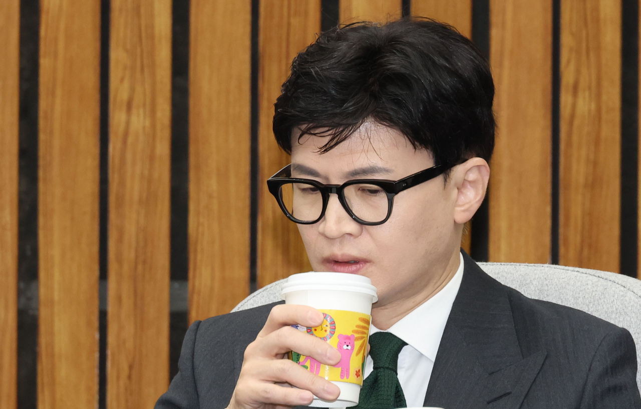 한동훈 법무부 장관이 24일 오전 서울 여의도 국회에서 열린 공공질서 확립과 국민 권익 보호를 위한 당정협의회에서 차를 마시고 있다. [연합]