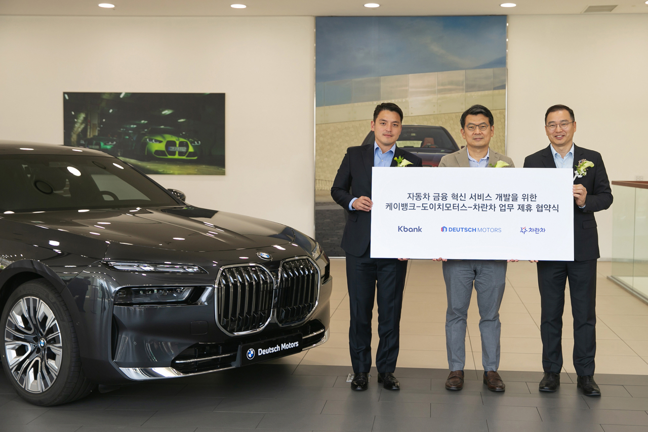 지난 23일 도이치모터스 성수통합센터에서 권혁민(왼쪽부터) 도이치모터스 대표, 서호성 케이뱅크 은행장, 박창우 차란차 대표가 업무제휴식에 참석해 기념촬영을 하고 있다.[케이뱅크 제공]