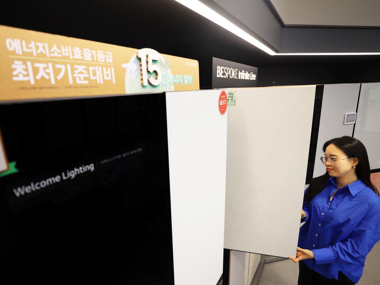 롯데하이마트의 한 매장에서 모델이 에너지소비효율 1등급 냉장고를 살펴보고 있다. [롯데하이마트 제공]