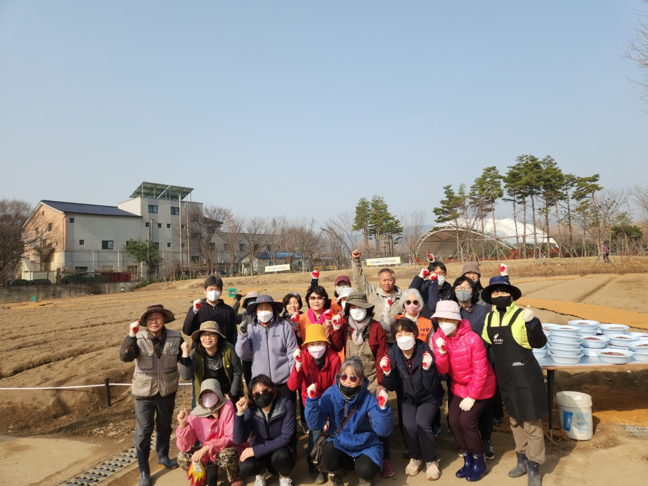 강동구가 주민과 함께 유채꽃 파종을 하는 장면. [강동구 제공]