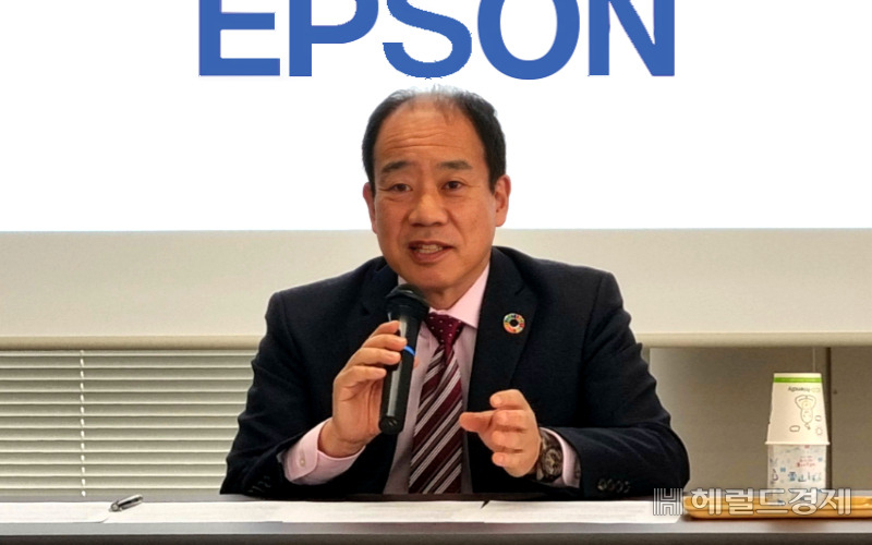 오가와 야스노리 세이코엡손 대표이사가 23일 일본 나가노현 스와시 본사에서 진행된 인터뷰에서 질문에 답변하고 있다. 김현일 기자