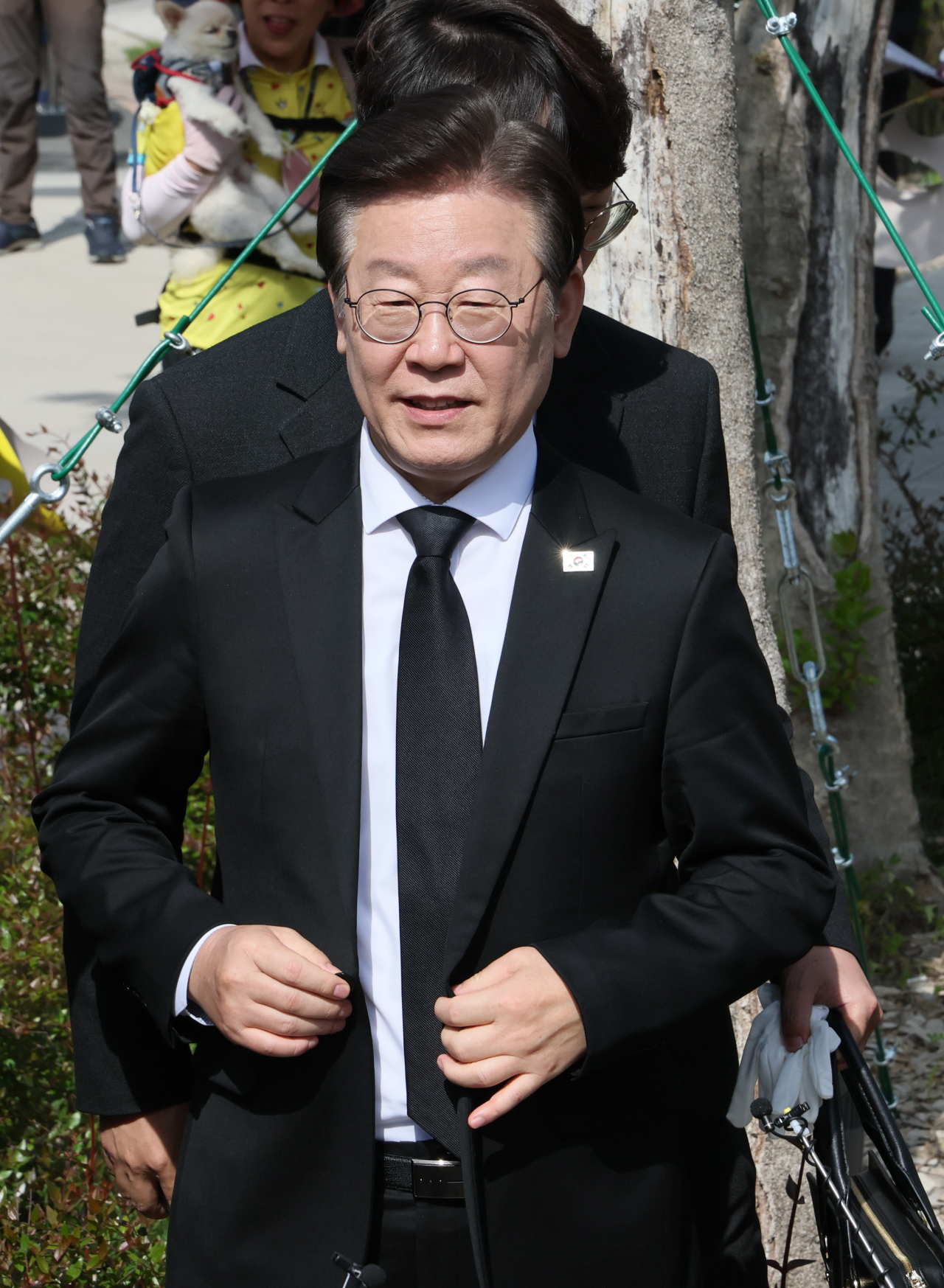 이재명 더불어민주당 대표가 23일 경남 김해 봉하마을에서 열린 노무현 전 대통령 서거 14주기 추도식을 마치고 기자회견에 참석하고 있다. [연합]