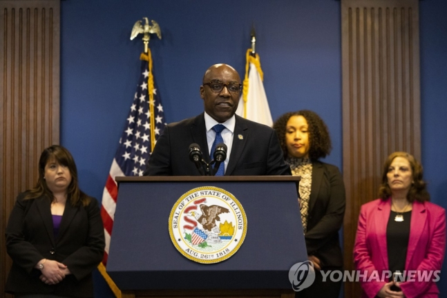 가톨릭 사제 성학대 보고서 발간 기자회견하는 콰메 라울 미국 일리노이주 법무장관. [AP/시카고트리뷴 연합뉴스]