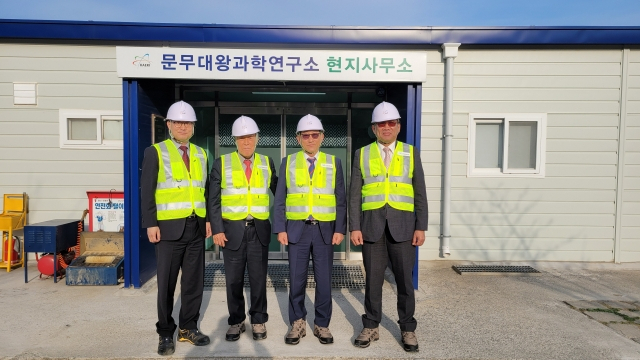 주한규(오른쪽 끝) 한국원자력연구원 원장이 문무대왕과학연구소 건설 현장 점검을 위해 현지사무소를 방문했다.[한국원자력연구원 제공]