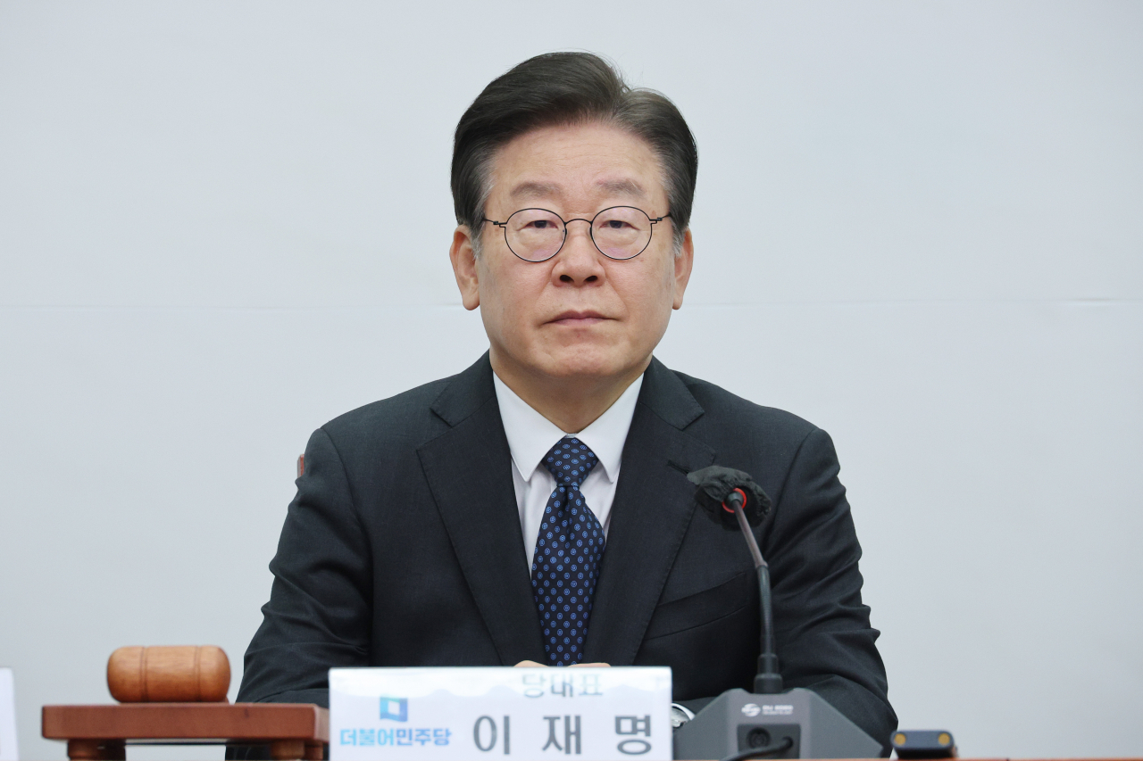 이재명 더불어민주당 대표가 24일 오전 국회에서 열린 최고위원회의에 참석하고 있다. [연합]