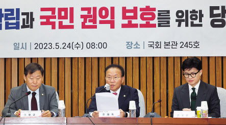 윤재옥(가운데) 국민의힘 원내대표가 한동훈(오른쪽) 법무부 장관과 이철규 국민의힘 사무총장 등이 참석한 가운데 24일 오전 국회에서 열린 공공질서 확립과 국민 권익 보호를 위한 당정협의회에서 발언하고 있다. [연합]