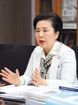 김영선 국회 인구위기 특별위원회 위원장이 9일 서울 영등포구 여의도 국회 의원회관에서 헤럴드경제와 인터뷰를 하고 있다. 임세준 기자