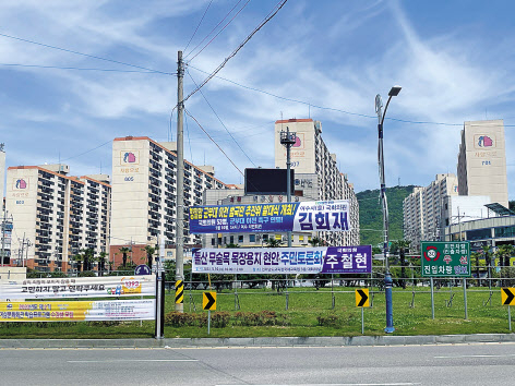 여수시를 지역구로 한 주철현(여수 갑) 더불어민주당 의원과 김회재(여수 을) 의원의플래카드가 나란히 걸려 있다. 이세진 기자