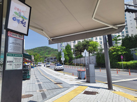 경상북도 예천 호명면 검무로(路)에 예천군이 설치한 횡단보도 그늘막이 펼쳐져 있다.길 건너 아파트는 행정구역상 안동시 풍천면에 속해 있다. 김진 기자