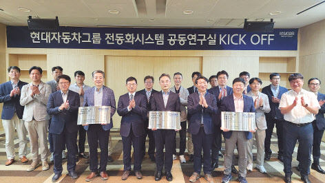 홍한기(앞줄 왼쪽부터) 현대차·기아 전동화구동설계실 상무, 최세완 서울과학기술대 교수, 정진환 현대차·기아 전동화설계센터 상무, 하정익 서울대 교수, 주정홍 현대차·기아 전력변환설계실 실장, 최장영 충남대 교수가 행사 후 기념촬영을 하고 있다. [현대차 제공]