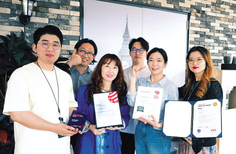 LG유플러스의 MZ 취향 커뮤니티 ‘일상비일상의틈byU+’가 디지털 고객경험 혁신사례를 세계적으로 인정받아 ‘iF 디자인 어워드 2023’에서 2관왕을 기록했다. [LG유플러스 제공]