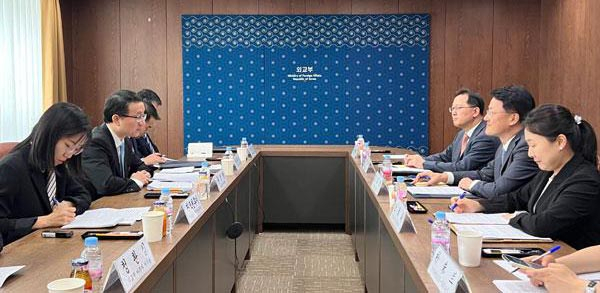 최용준 외교부 동북아국장이 지난 22일 서울 종로구 외교부에서 열린 한중 외교부 국장 간 협의에서 류진쑹 중국 외교부 아주사 사장과 대화하고 있다. [연합]