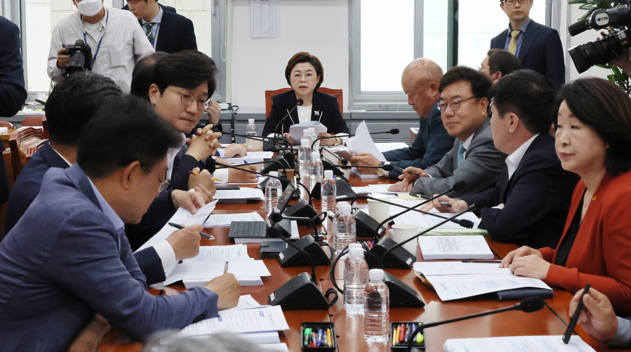 전세사기 피해 지원을 위한 특별법 제정안 심사를 위해 22일 오전 국회에서 열린 국토교통위원회 국토법안심사소위원회에서 김정재 소위원장이 회의를 주재하고 있다. [연합]