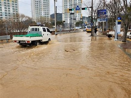 2월 12일 광주 덕남정수장 밸브고장으로 물이 새고 있는 현장