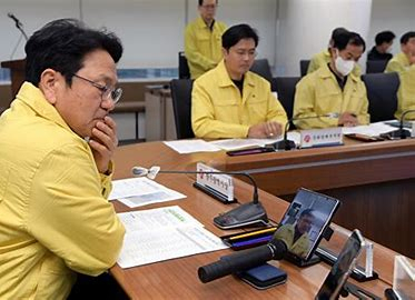 광주 덕남정수장서 강기정 시장이 대책회의를 하고 있다.