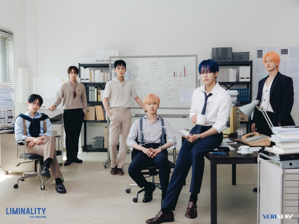 그룹 베리베리가 돌아왔다. 앨범의 주제는 ‘꿈’이다. 방향성이 흥미롭다. 베리베리는 그들의 꿈을 향한 여정을 과정에서의 행복을 중요시하는 ‘플레이(PLAY)’ 버전과, 미래를 철저하게 준비하며 계획을 중요시하는 ‘플랜(PLAN)’ 버전으로 나눠 풀었다. [젤리피쉬엔터테인먼트 제공]