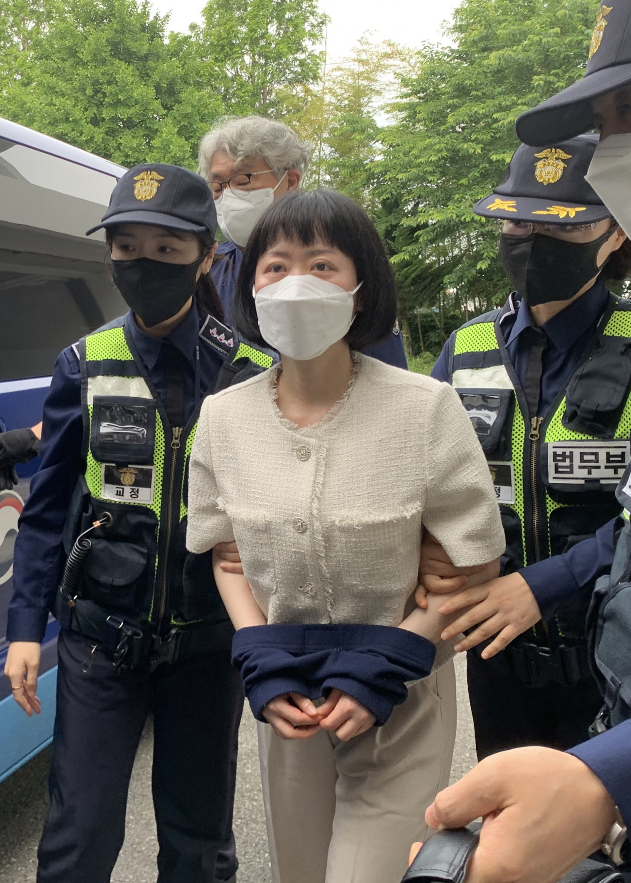 친부 살해 혐의로 23년째 복역 중인 무기수 김신혜(46)씨가 24일 광주지법 해남지원에서 열리는 재심 공판준비기일에 출석하고 있다. [연합뉴스]
