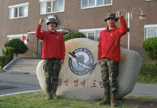 농민 구조에 힘을 보탠 해병대 1사단 이해찬(오른쪽) 병장과 윤수영 일병. [해병대 1사단]