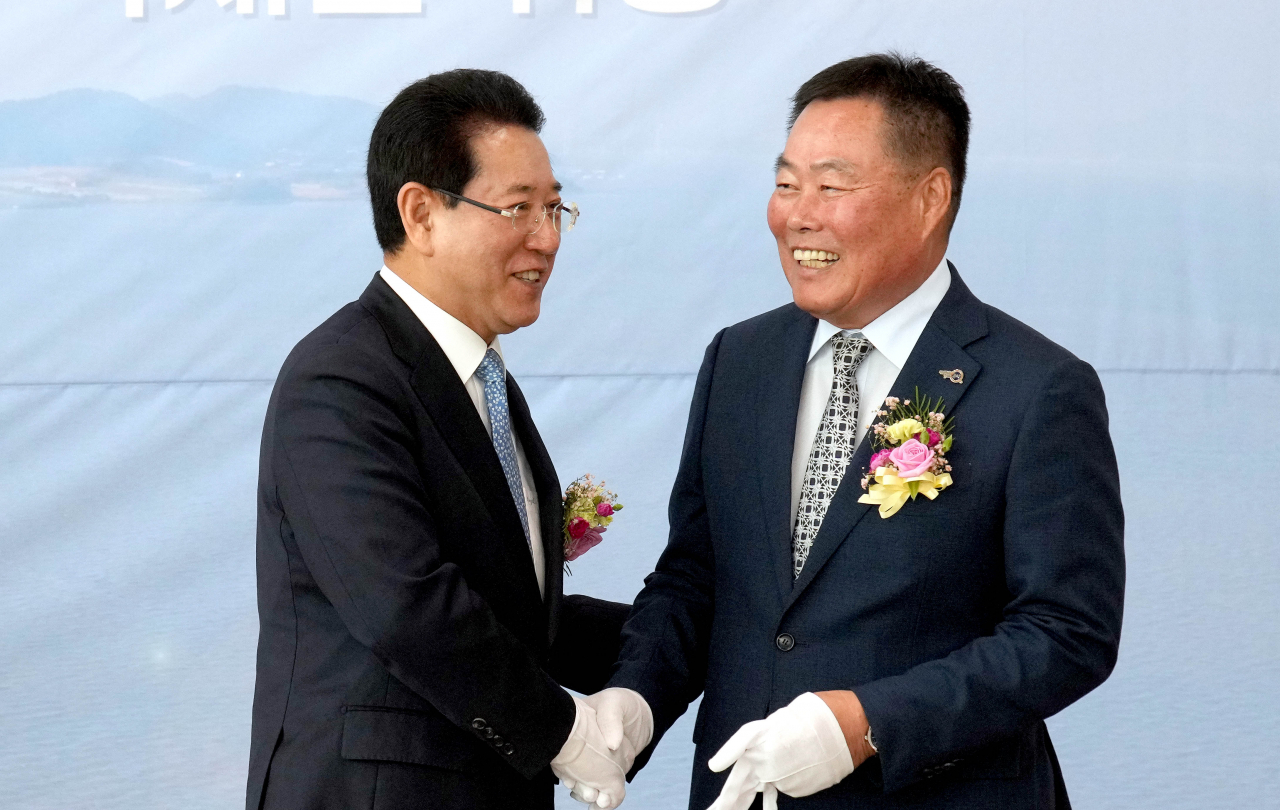 김영록지사와 김산무안군수가 일본 기타큐슈노선 취항을 축하하고 있다