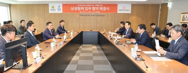 전남도와 고흥군, 한화 측이 최근 서울에서 우주발사체 산업 클러스터 업무 협약식을 갖고 있다.