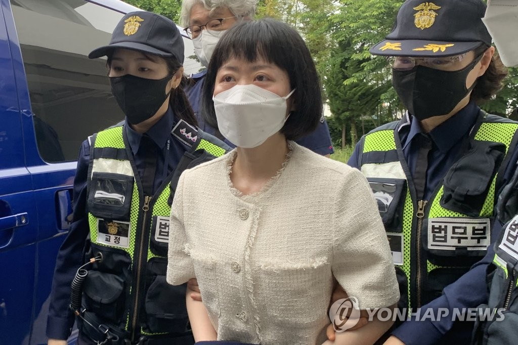 친부 살해 혐의로 23년째 복역 중인 무기수 김신혜(46)씨가 24일 광주지법 해남지원에서 열리는 재심 공판준비기일에 출석하고 있다.[연합]