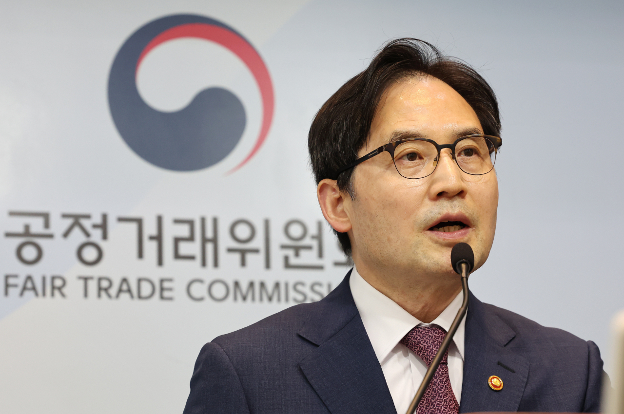 한기정 공정거래위원장이 24일 오전 세종시 정부세종청사에서 에스케이텔레콤, 케이티, 엘지유플러스 등 이동통신 3사의 5G 서비스 속도 부당 광고행위 제재와 관련해 브리핑하고 있다. [연합]