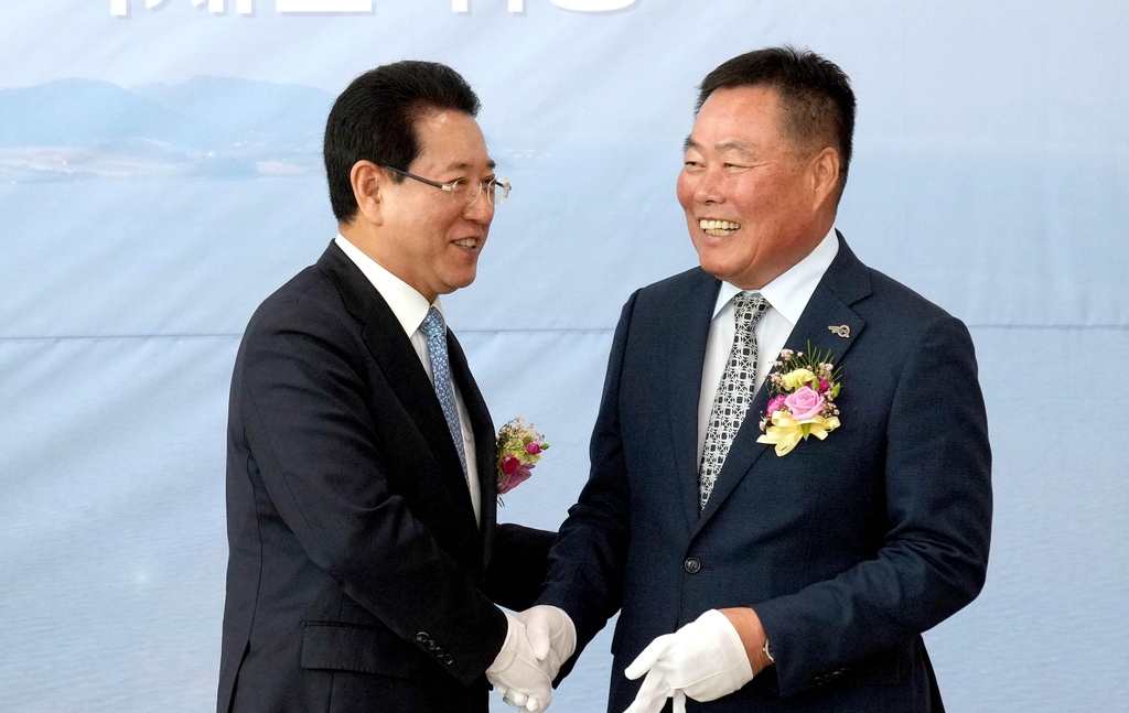무안국제공항서 만난 김영록 전남지사-김산 무안군수[전남도제공]