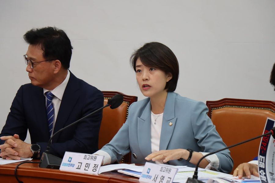 고민정 더불어민주당 최고위원이 24일 오전 서울 여의도 국회에서 열린 최고위원회의에서 발언을 하고 있다. 이날 고 최고위원은 "방송통신심의위원회(방심위) 회의를 국민의힘 당직자가 수차례 방청한 사실을 회의록에서 확인했다"라며 여당 당직자가 방심위 회의를 수시로 방청한 사실은 문제가 있다고 말했다. [고민정 의원 페이스북]