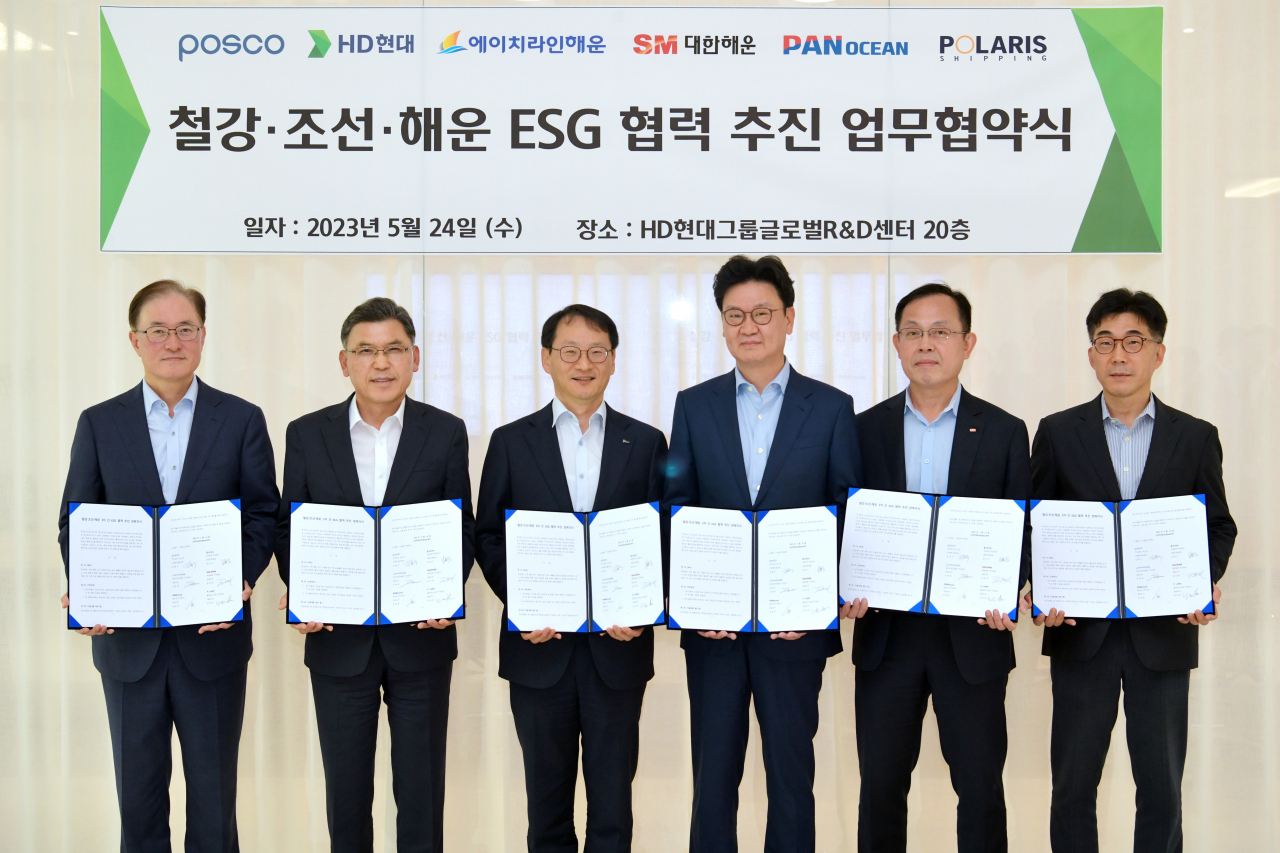 안중호(왼쪽부터) 팬오션 사장과 서명득 에이치라인해운 대표이사, 김용수 포스코 구매투자본부장, 김완수 HD현대 경영기획실장, 김만태 대한해운 대표이사, 노용래 폴라리스쉬핑 부사장이 24일 판교 HD현대 글로벌R&D(연구개발)센터에서 ‘조선·철강·해운 3자 간 탄소중립 협력 협약(MOU)’을 체결한 뒤 기념촬영을 하고 있다. [HD현대 제공]