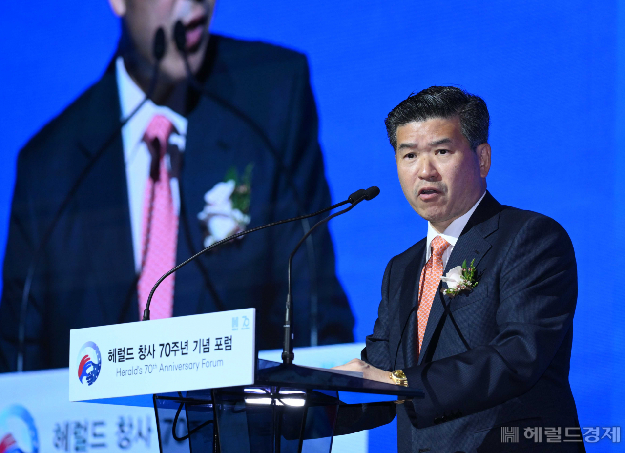 제임스 김 암참 회장 겸 대표이사가 24일 오후 서울신라호텔 다이너스티홀에서 열린 ‘헤럴드 창사 70주년 기념 포럼 한미동맹 70, 얼라이언스 플러스(Alliance Plus)’에서 축사를 하고 있다. 이상섭 기자