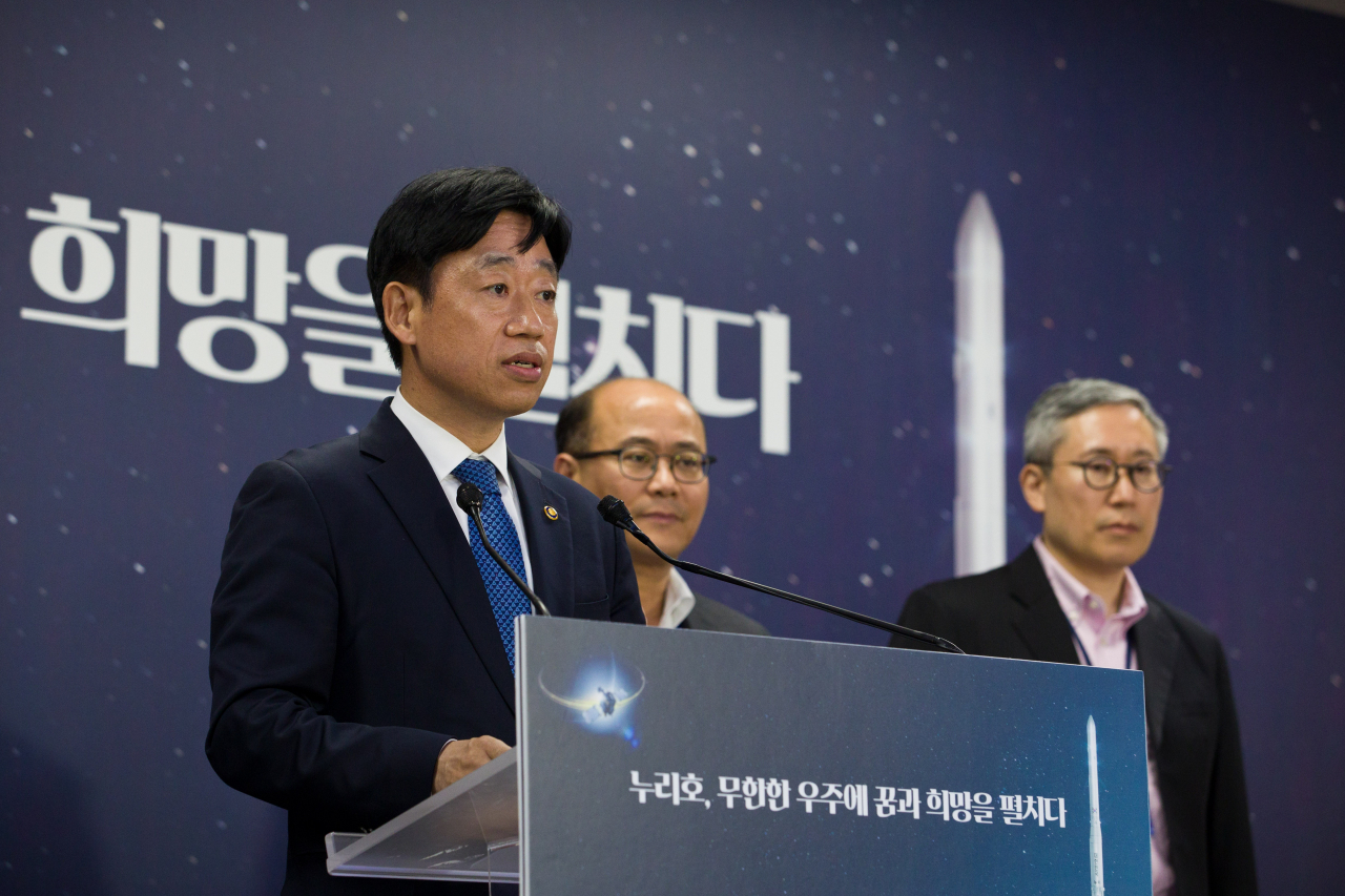 오태석 과학기술정보통신부 제1차관이 24일 오후 전라남도 고흥군 나로우주센터 프레스룸에서 '누리호 3차 발사 일정 조정' 관련 브리핑을 하고 있다.[과기정통부 제공]