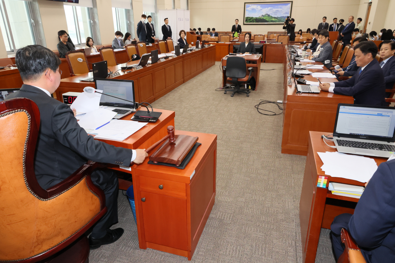 24일 오전 국회에서 열린 환경노동위원회 전체회의에서 '노란봉투법'(노동조합 및 노동관계조정법 개정안)의 본회의 직회부 요구안이 야당 단독으로 의결되고 있다. [연합]