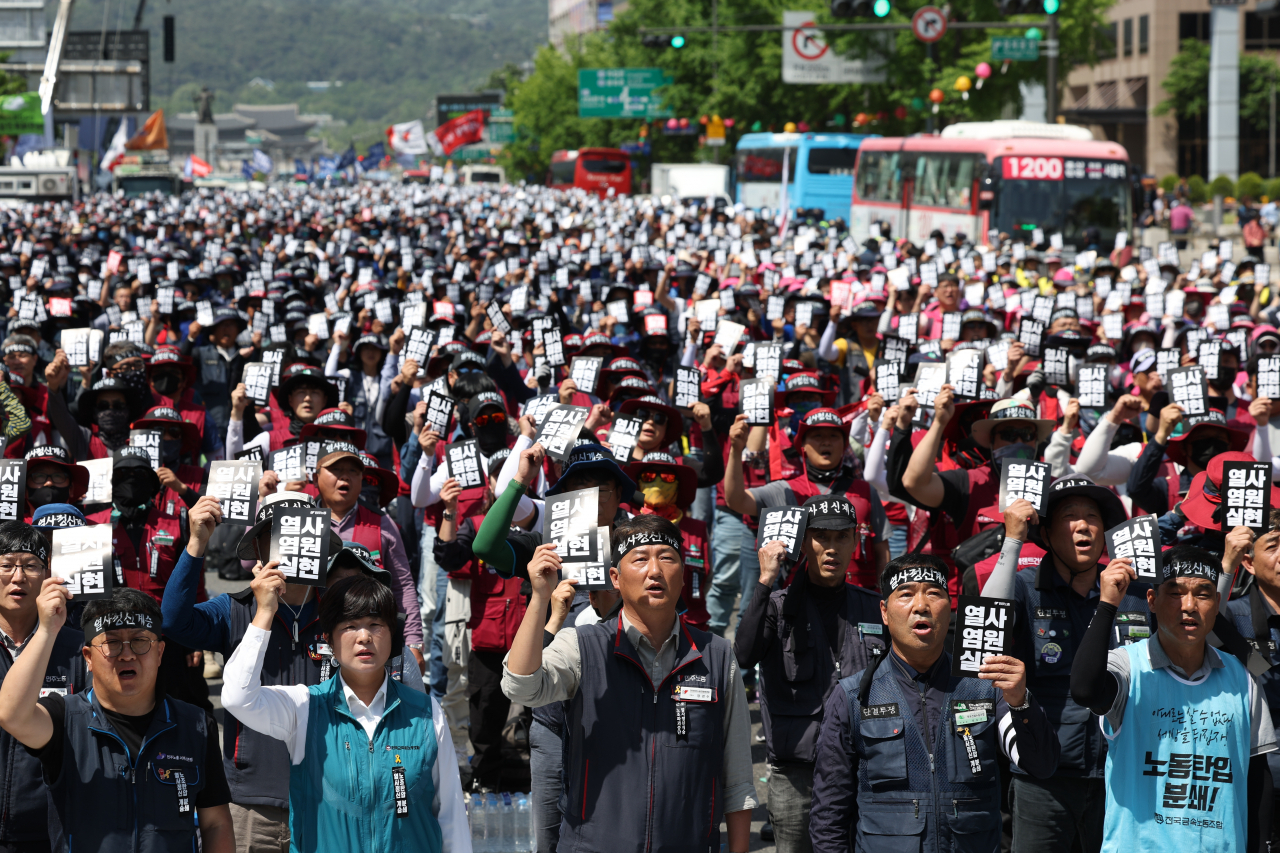 지난 17일 오후 서울시청 앞 세종대로에서 민주노총 주최로 '노동자, 서민을 죽음으로 내모는 윤석열 정권 퇴진 결의대회'가 열리고 있다(기사 내용과는 관련 없는 사진). [연합]