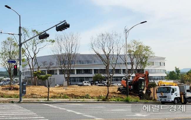 전남도 동부지역본부 청사 신축공사가 7월 개청을 목표로 24일 현재 90%대의 공정률을 보이고 있다. /박대성 기자.