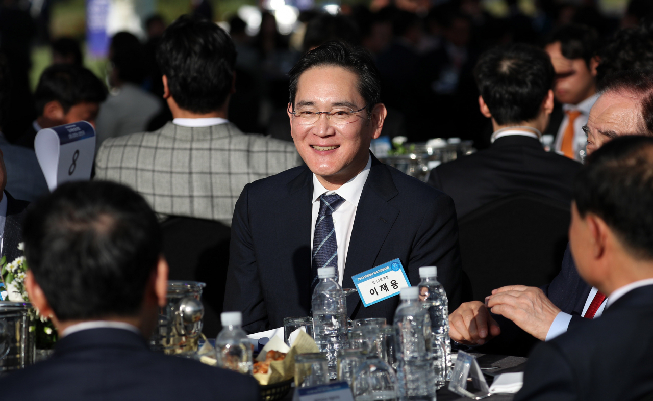 지난 23일 이재용 삼성전자 회장이 서울 용산 대통령실 잔디마당에서 열린 ‘2023 대한민국 중소기업인대회’에서 참석자들과 대화하고 있다. [연합]
