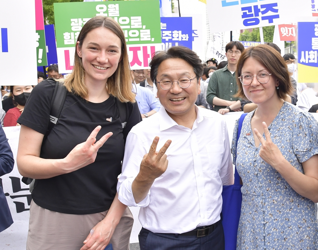 독일 라이프치히 대표단이 광주를 찾아 제43주년 5·18 민주화운동 기념행사를 참관했다.