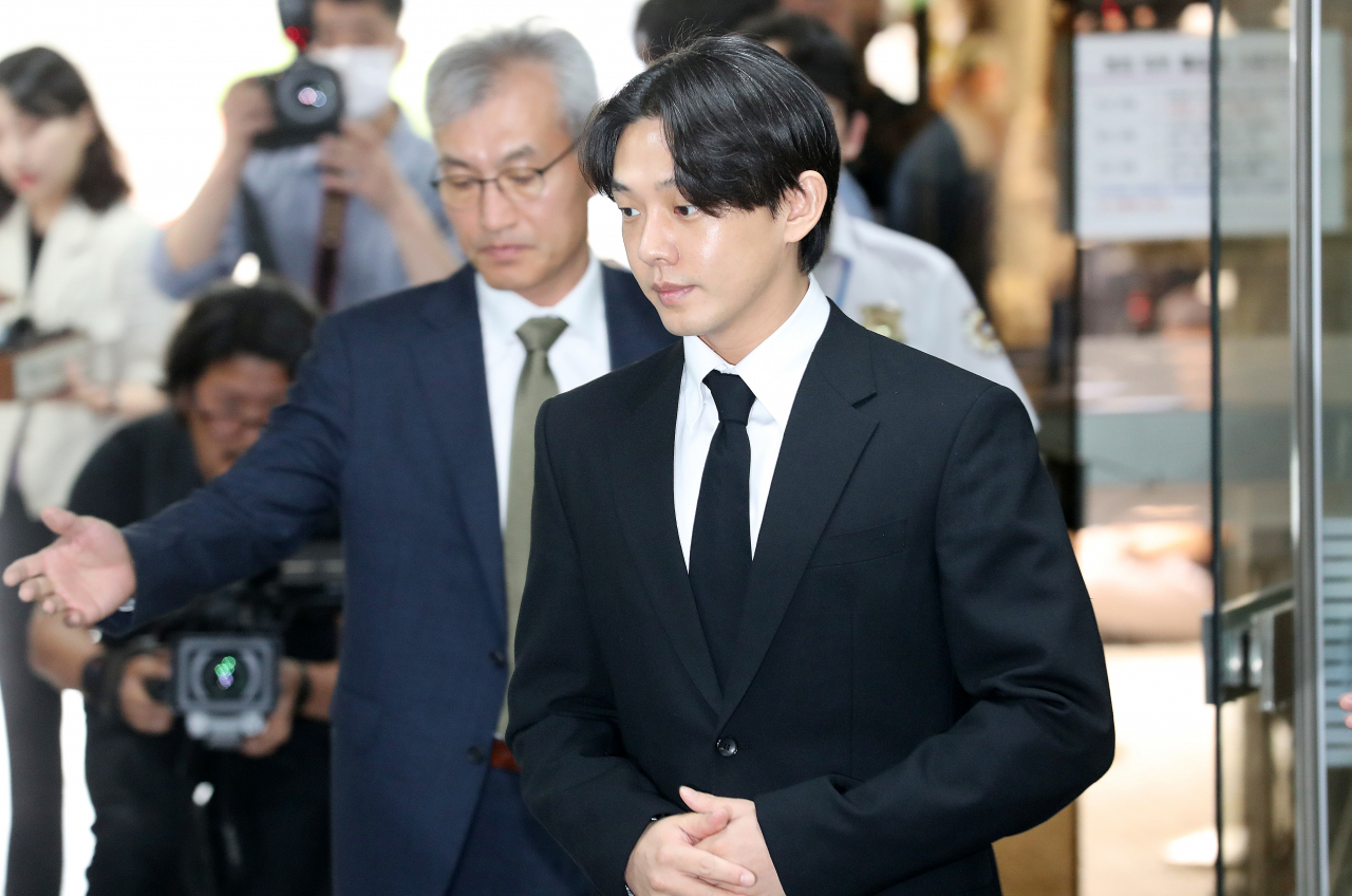 마약투약 혐의로 구속영장이 청구된 배우 유아인 씨가 24일 서울 서초구 서울중앙지법에서 열리는 영장실질심사에 출석하고 있다. [연합]