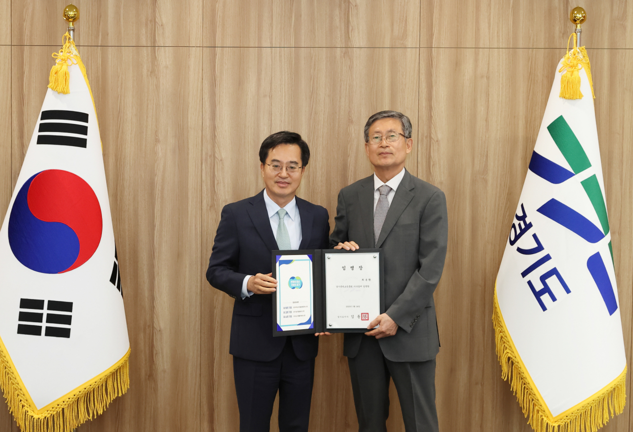 김동연 지사(왼쪽)(과 최봉환 이사장(오른쪽)