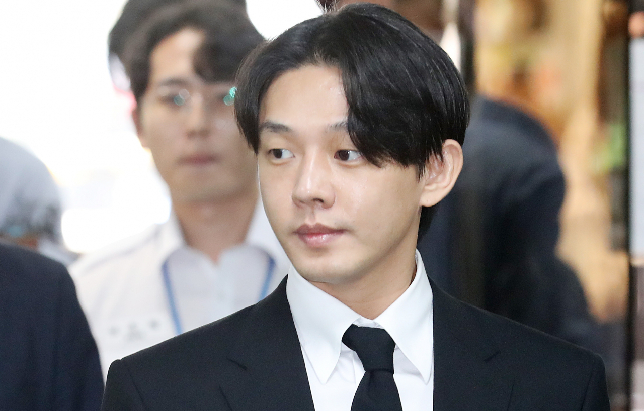 마약투약 혐의로 구속영장이 청구된 배우 유아인 씨가 24일 서울 서초구 서울중앙지법에서 열리는 영장실질심사에 출석하고 있다. [연합]